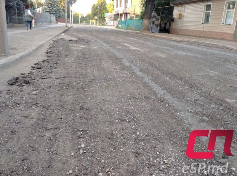 С ямами в Бельцах борются с помощью асфальтовой крошки