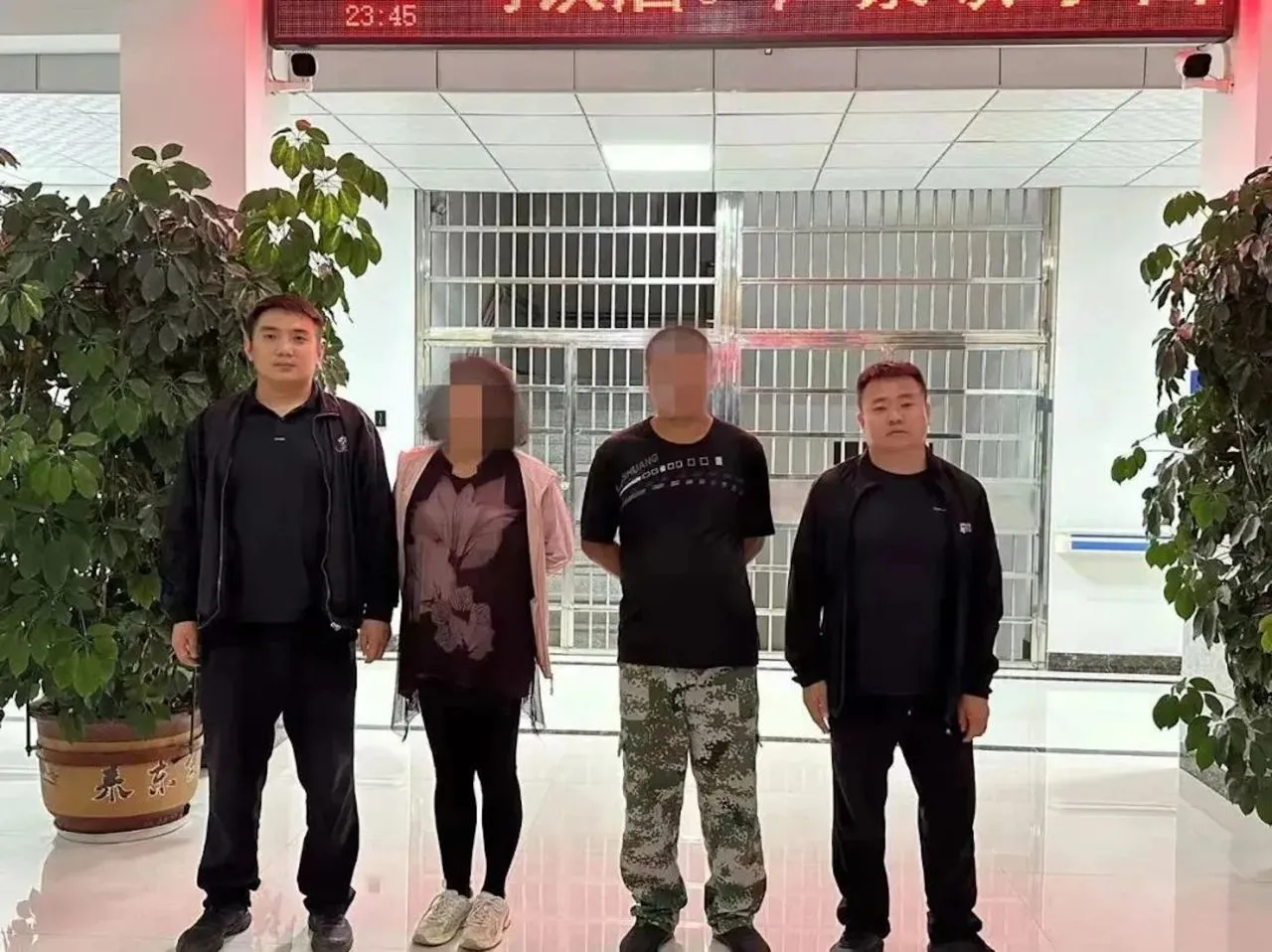 Пара рабочих проделала дыру в Великой Китайской стене