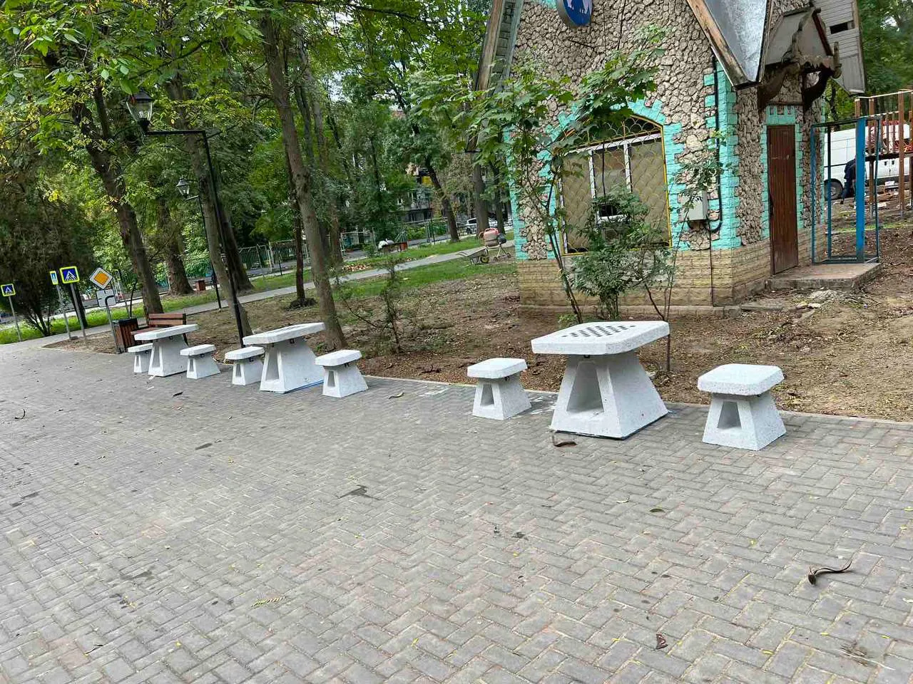 В общественных местах столицы устанавливаются шахматные столы