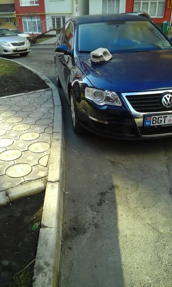 Un alt şofer s-a trezit cu o cărămidă pe capota maşinii