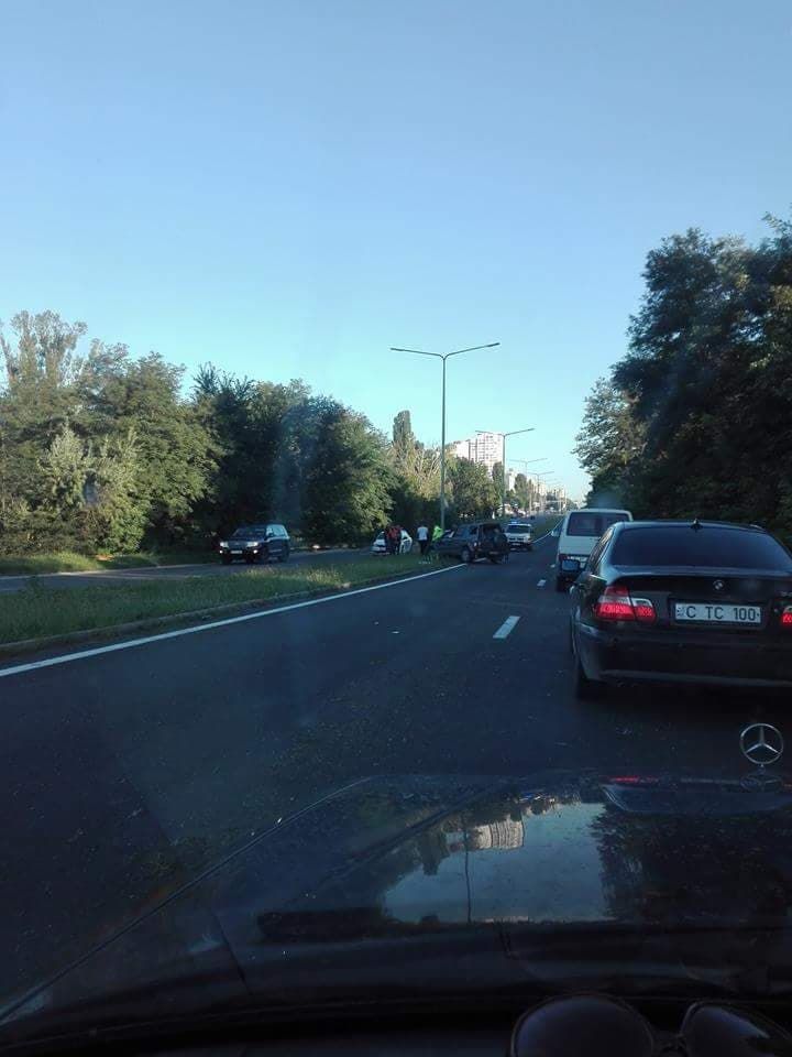 На бульваре Дачия перевернулся автомобиль: водитель чудом не пострадал