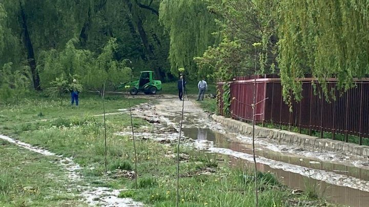 Мусор перекрыл течение речки в парке Валя Морилор: вода затопила велосипедную дорожку