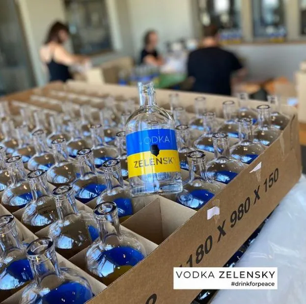 В Швейцарии выпустили водку Vodka Zelensky для помощи Украине