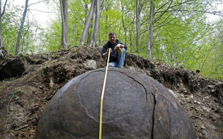 A declanșat o isterie pe net. Sferă gigantică, dezgropată într-o pădure