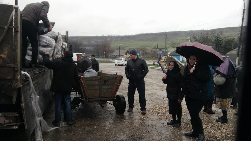 Criuleni: Preotul din Cruglic își ajută consătenii pe timp de iarnă