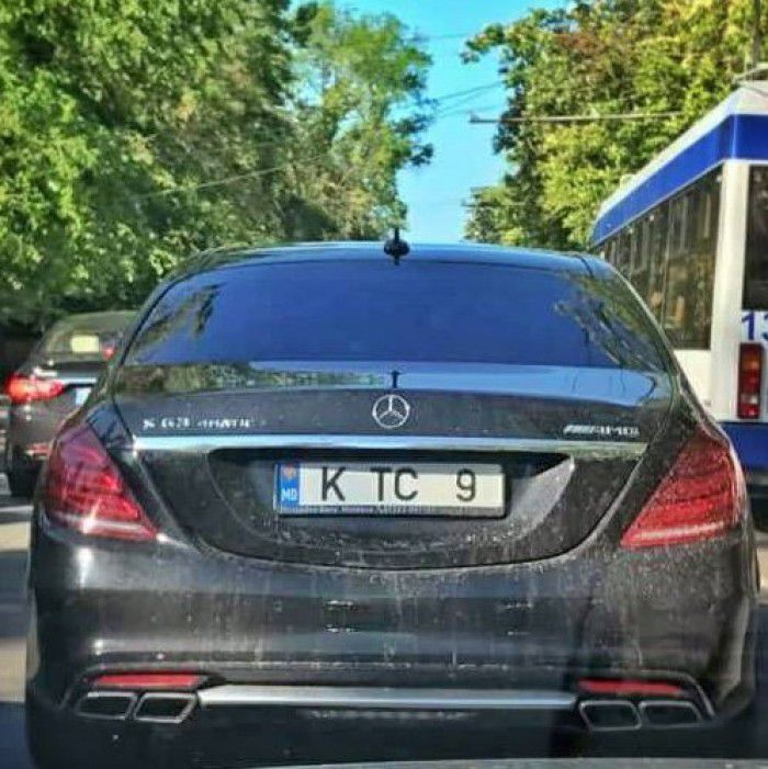 Constantin Țuțu și-a luat din nou mașină? Un superb Mercedes cu inițialele deputatului a fost surprins pe străzile capitalei