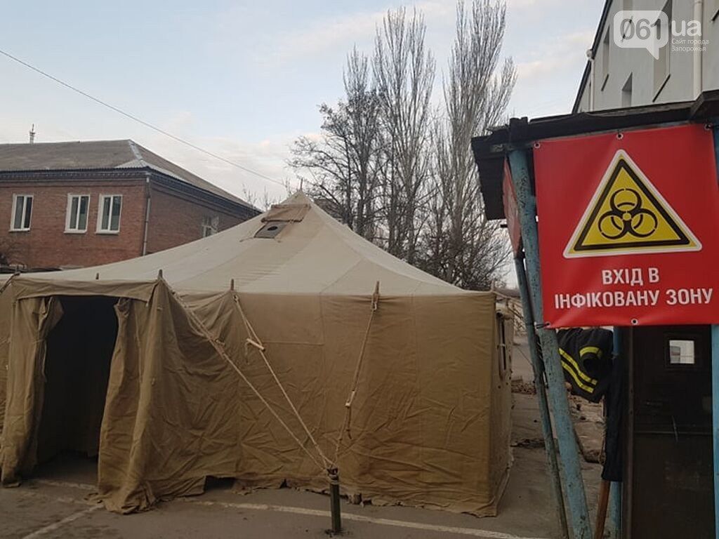Больных COVID-19 на Украине будут принимать в палатках возле больниц
