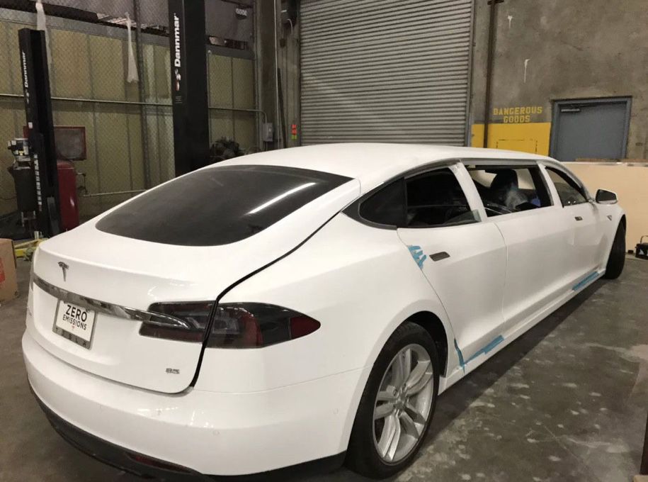 Первый лимузин Tesla выставили на онлайн-аукцион