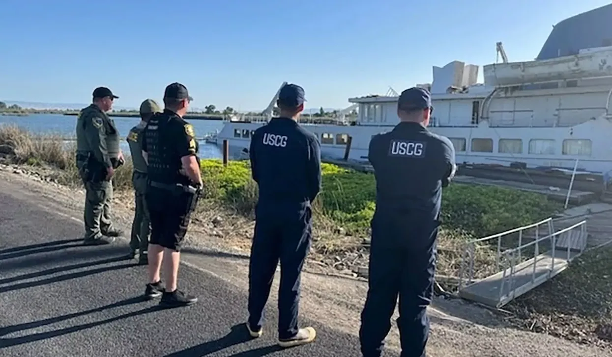 Мужчина потратил 1 млн долларов на восстановление круизного лайнера: теперь он тонет