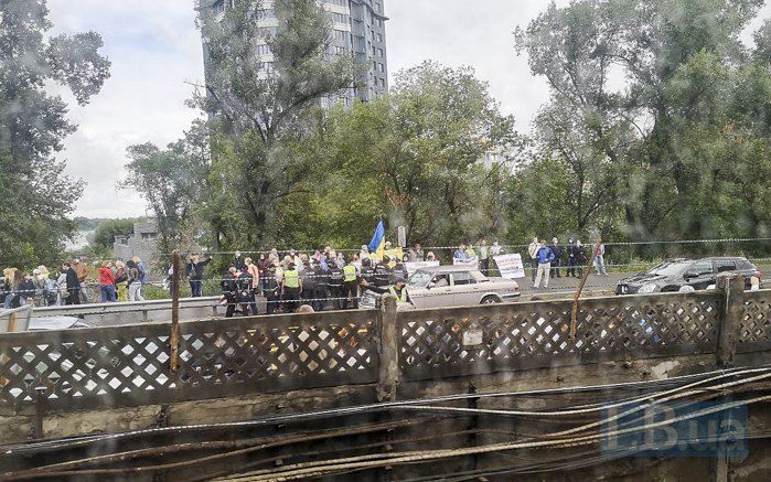 В Киеве протестующие перекрыли метромост через Днепр