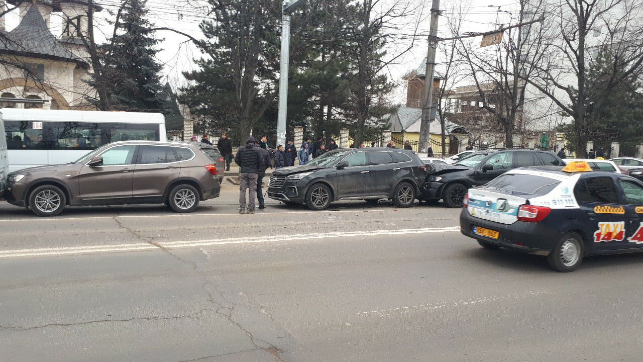 Accident cu patru maşini pe bulevardul Decebal din Capitală