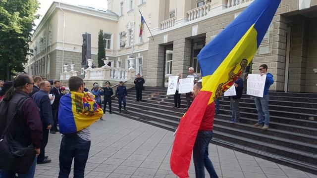 В Кишиневе прошел протест на ступеньках МВД