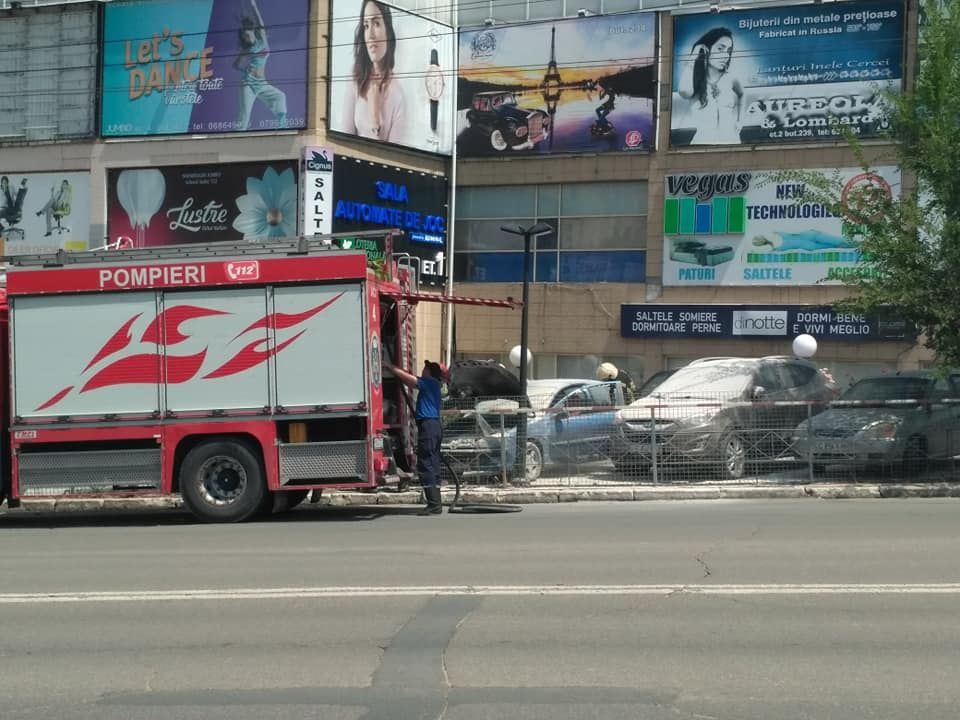 В Кишиневе возле «Джамбо» загорелась легковушка
