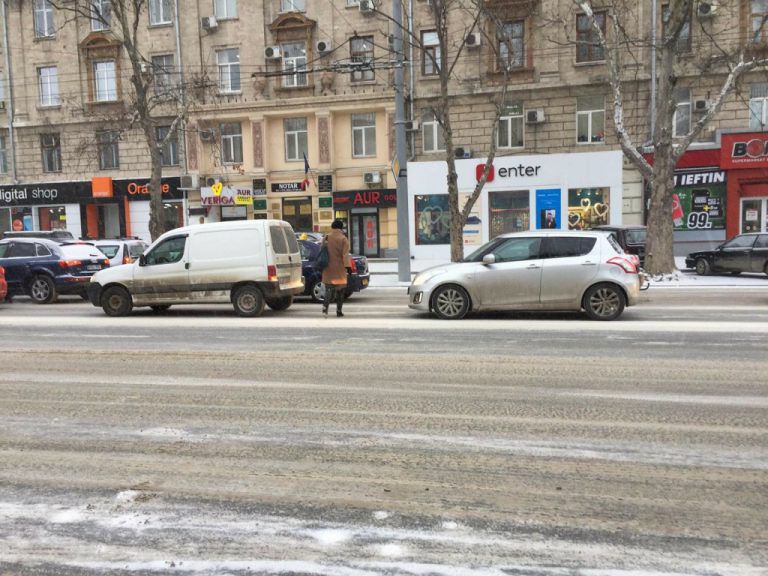 Автомобиль ЛДПМ запечатлели за нарушением ПДД в Кишиневе