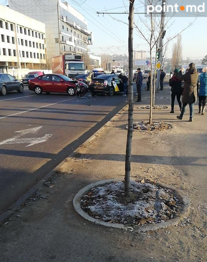 В столице произошло цепное ДТП с участием полицейской машины, такси и грузовика