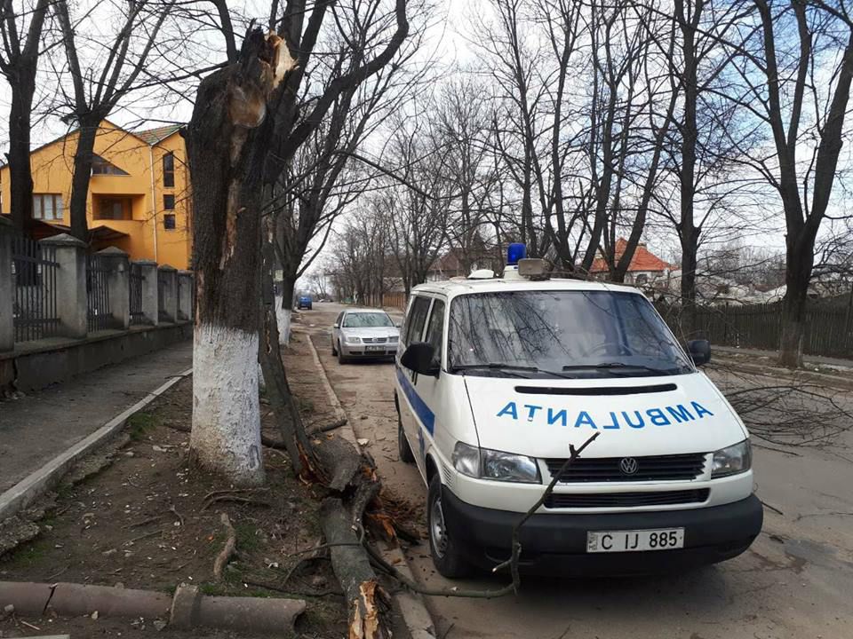Ураганный ветер оставил без электричества 32 населенных пункта страны