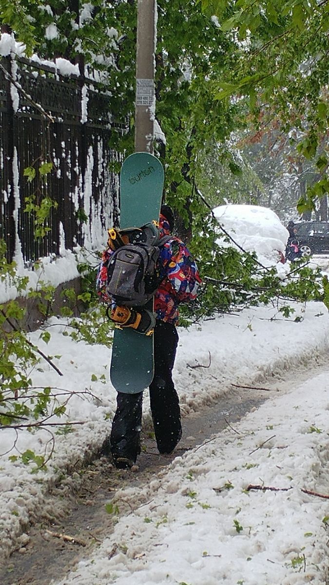 Любители зимних видов спорта достали снаряжение