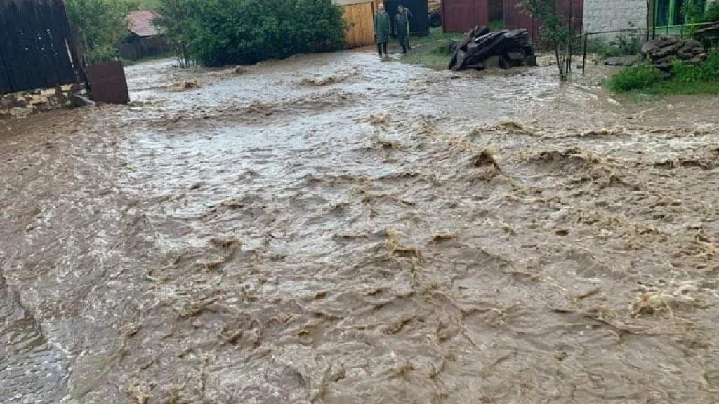 Ploile torenţiale au provocat pagube în România: Unele sate sunt inundate