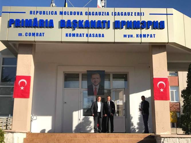 В Комрате на здании мэрии вывесили портрет Эрдогана и флаг Турции
