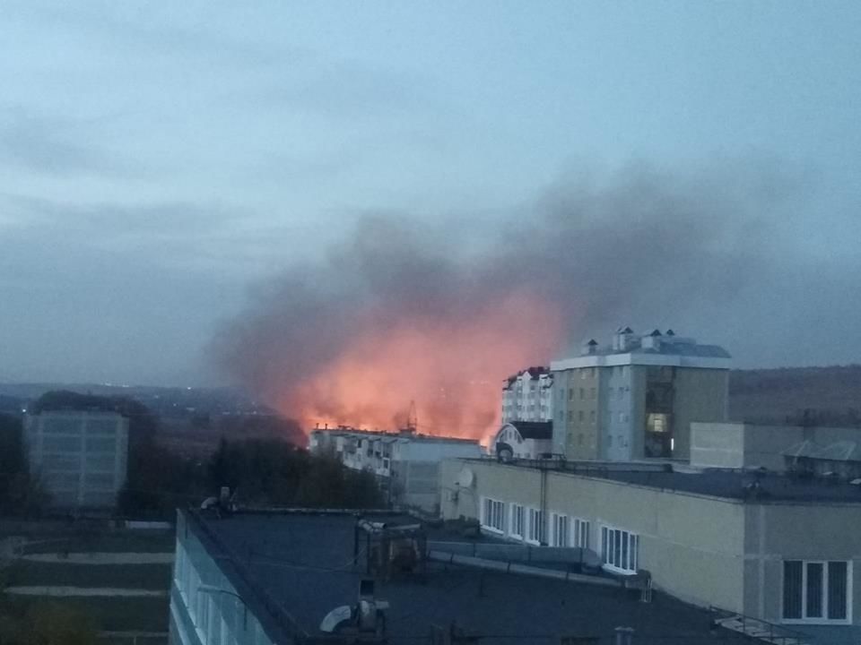 На Старой Почте вблизи жилых домов загорелся сухостой