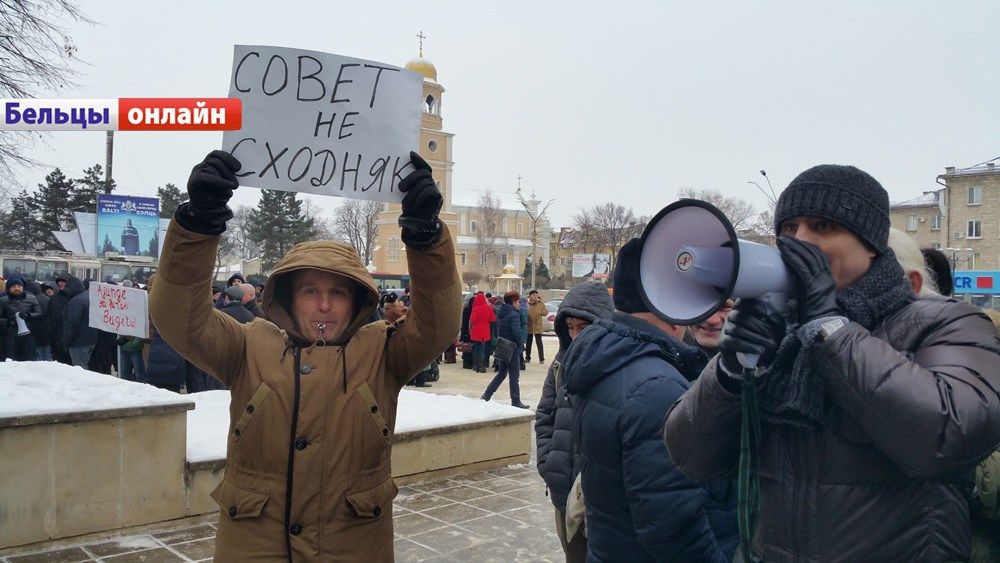 В Бельцах перед примэрией протестовали местные жители