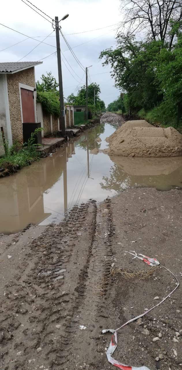 Проливной дождь размыл дороги в Кишиневе