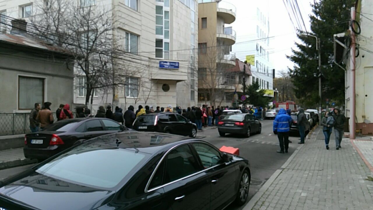 Выстроились очереди в посольстве и консульстве Молдовы в Бухаресте