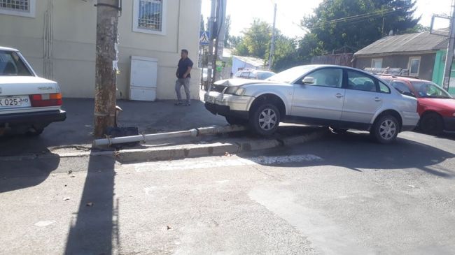 В Кишиневе женщина-водитель вылетела на тротуар и сшибла столб со светофором