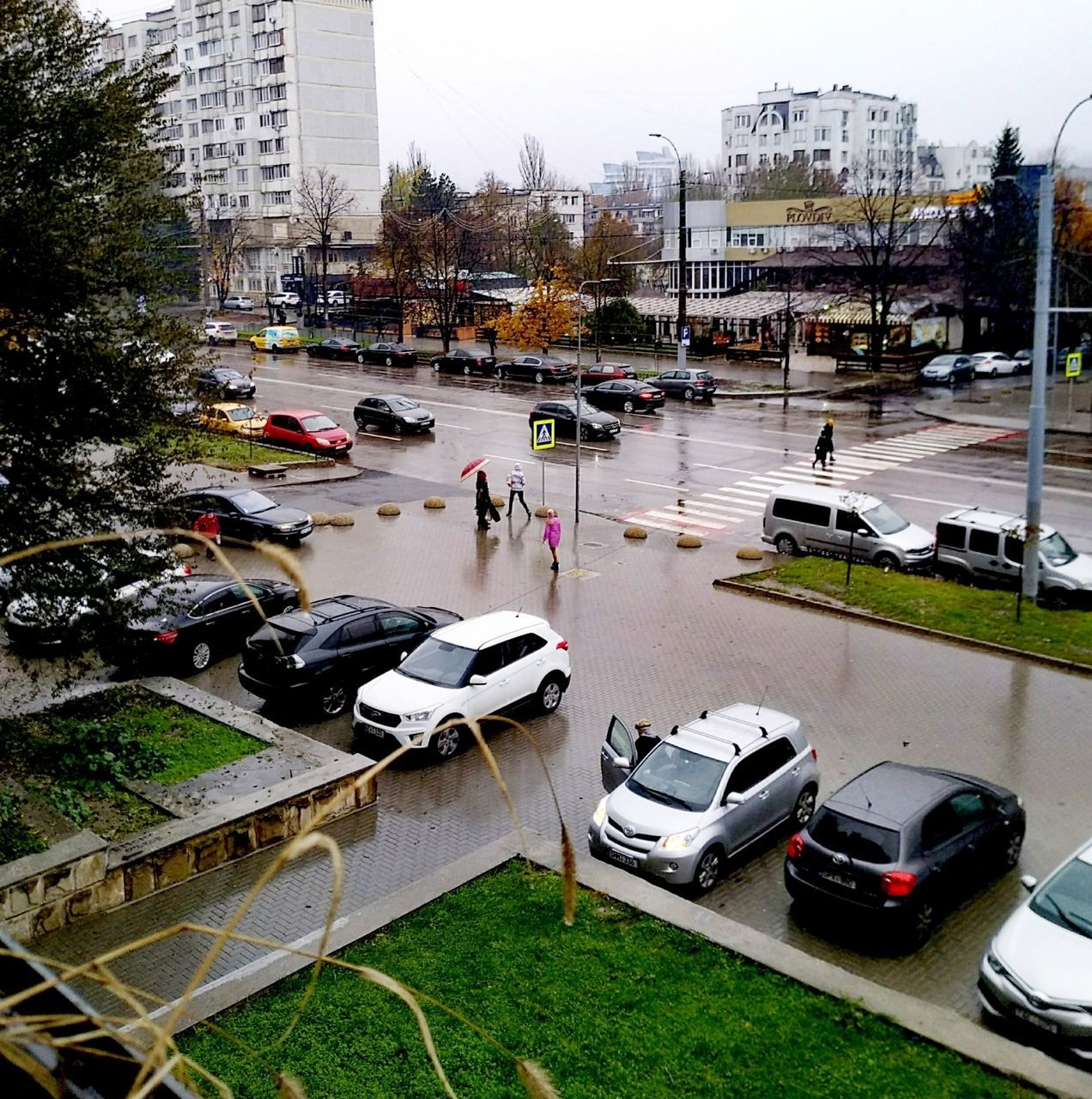 Водители на Рышкановке самовольно убирают ограничители, мешающие парковаться