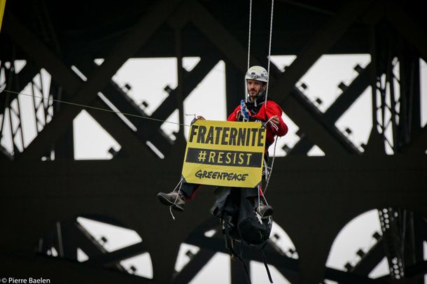 На Эйфелевой башне разместили баннер против Ле Пен
