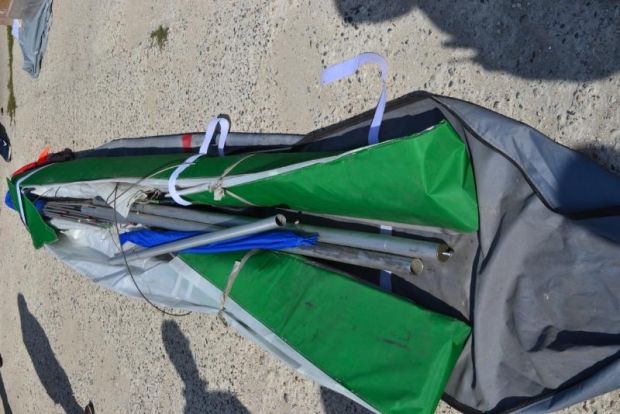 Circa 200 de mii de țigarete urmau să ”zboare” în România cu un motodeltaplan. Moldoveanul suspect a refuzat să ofere explicații