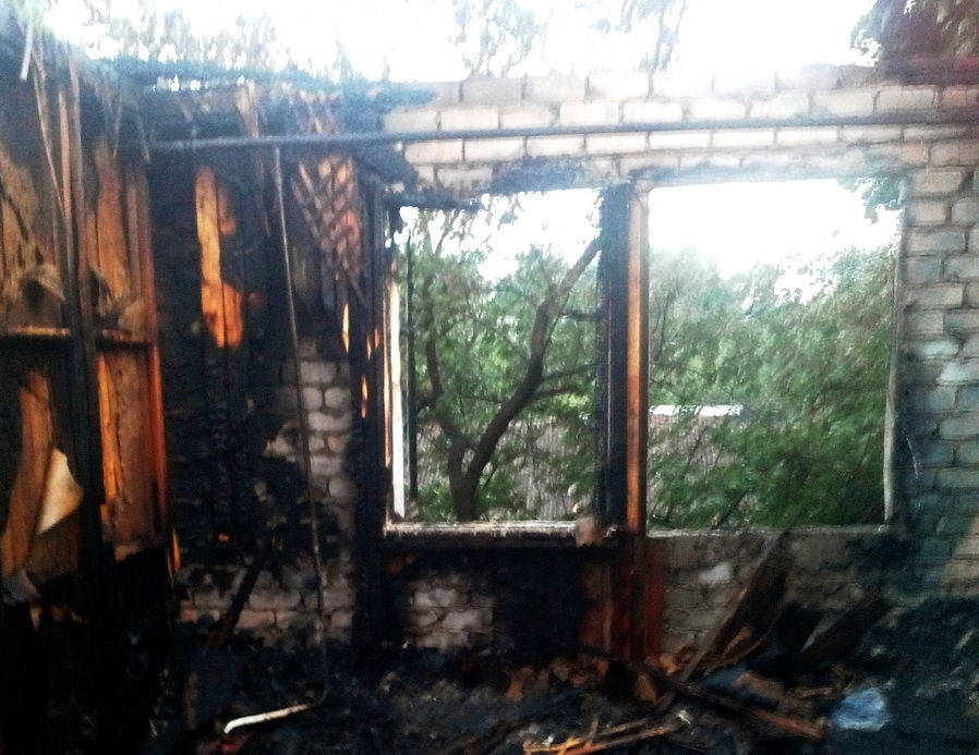 На Украине молния ударила в жилой дом и выжгла половину квартир