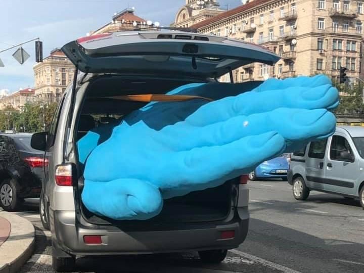 В Киеве демонтировали гигантскую синюю руку