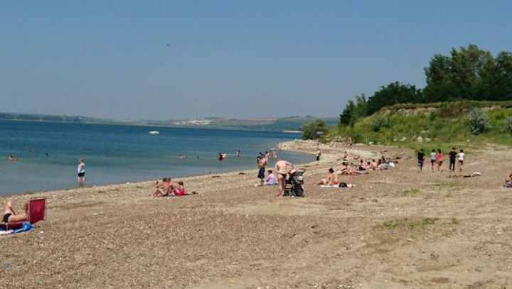 Sute de turiști din zona Moldovei, atrași, zilnic, de plaja de la „Marea Nordului”