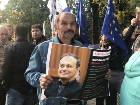 Движение ACUM протестовали у парламента, были стянуты отряды карабинеров