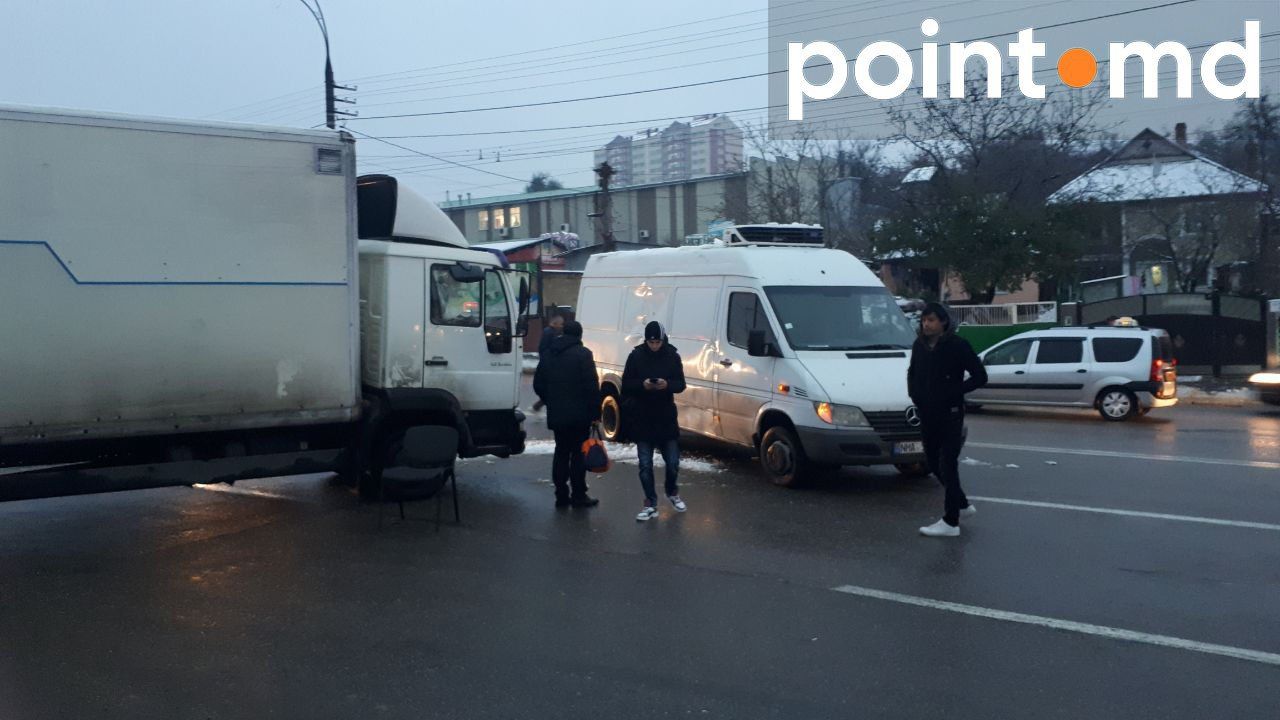 На улице Петрикань произошло ДТП с участием грузовика и микроавтобуса
