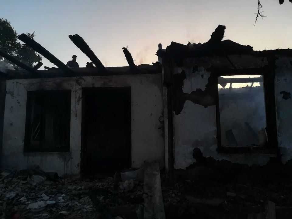 Пожар в Садова: пожарные не дали огню распространиться на соседние дома