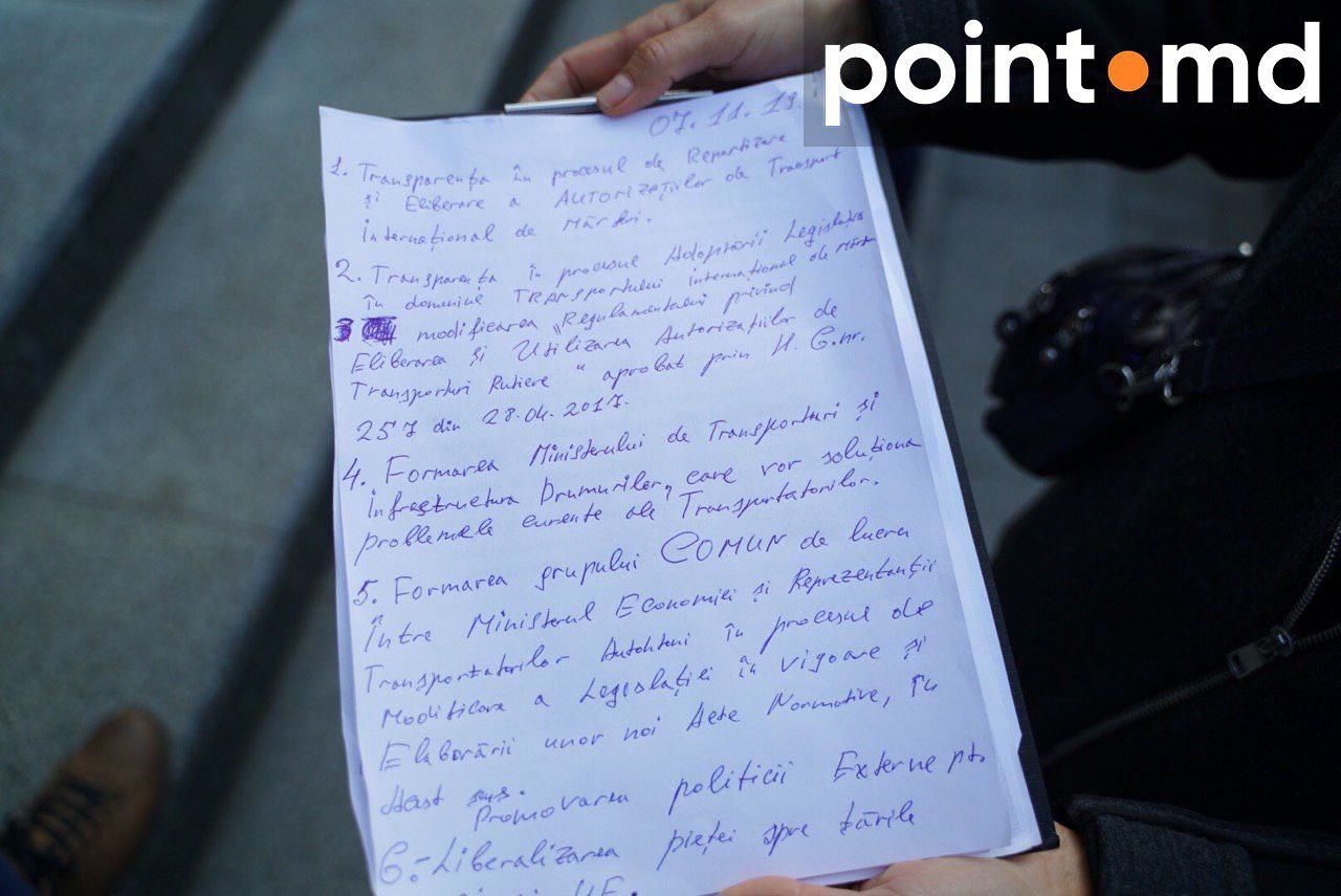 Транспортники перед зданием правительства требуют, чтобы к ним пришел Брынзан