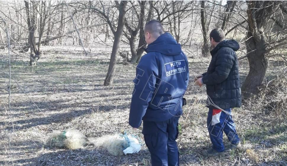 Пограничники задержали двух нарушителей, незаконно ловивших рыбу