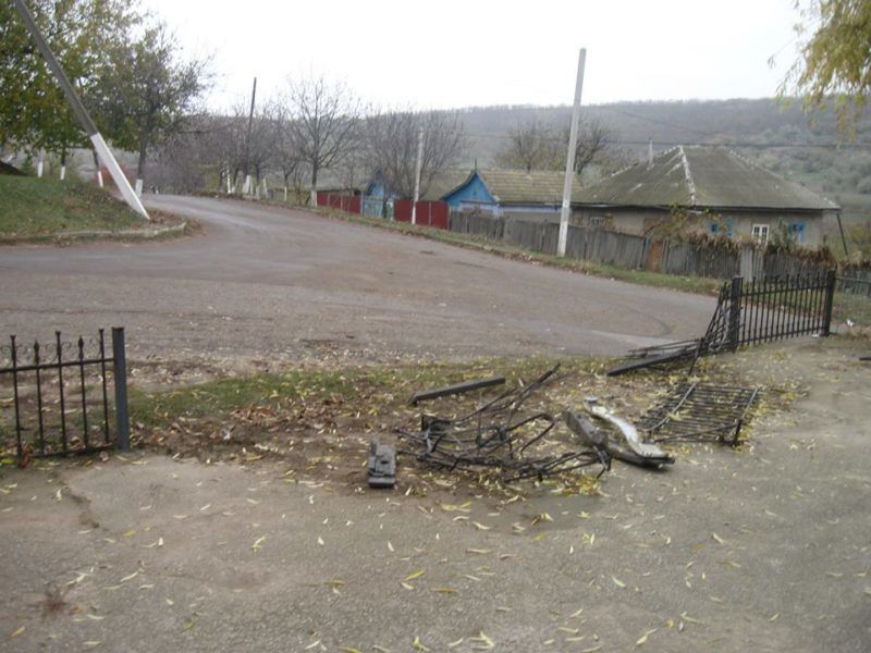 Пьяный водитель врезался в высоковольтный столб и оставил село без света