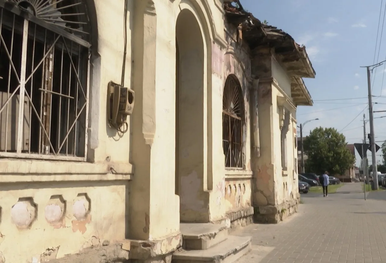Clădirea destinată să devină Centrul Cultural „Eugen Doga” se surpă