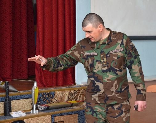 Саперы нацармии информируют учеников школ об опасности неразорвавшихся боеприпасов