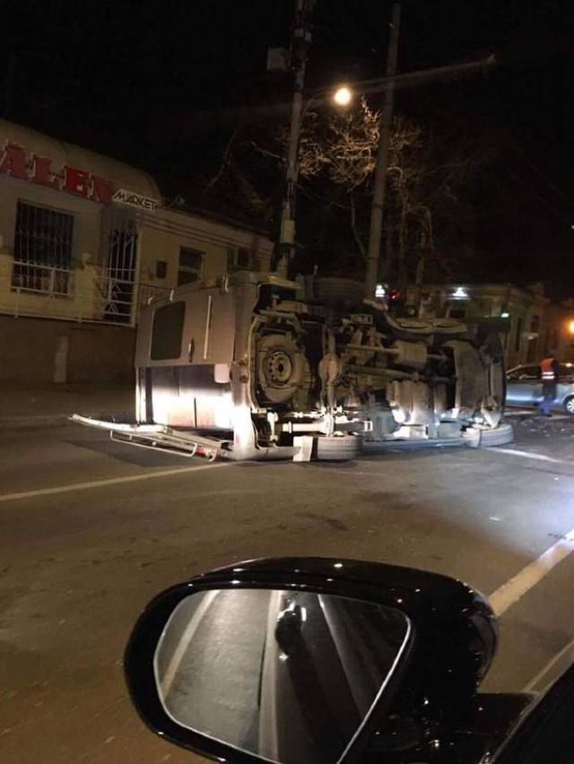 Два автомобиля столкнулись минувшей ночью в центре столицы