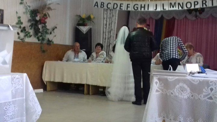 В Теленештах невеста в свадебном платье пришла на выборы