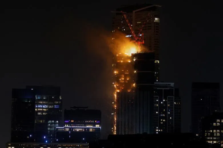 В Гонконге загорелся недостроенный небоскреб