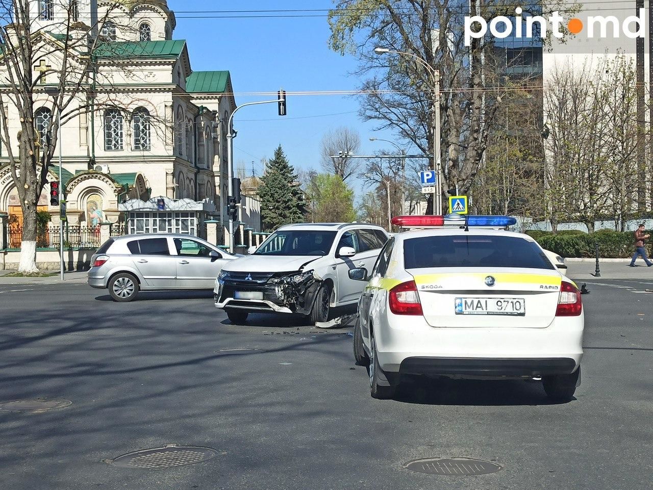 В центре Кишинева столкнулись две легковушки