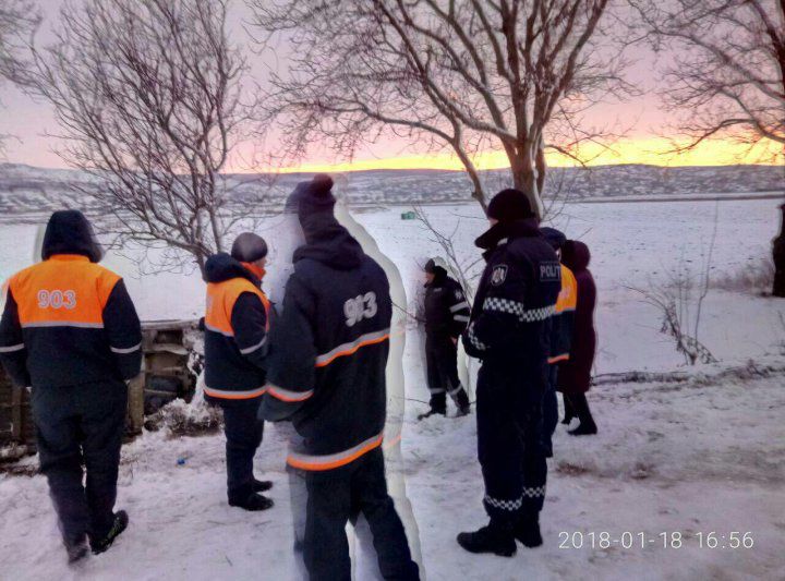 Autobuzul de pe ruta Chișinău-Țâpala, cu 35 de pasageri la bord, a ajuns într-un şant
