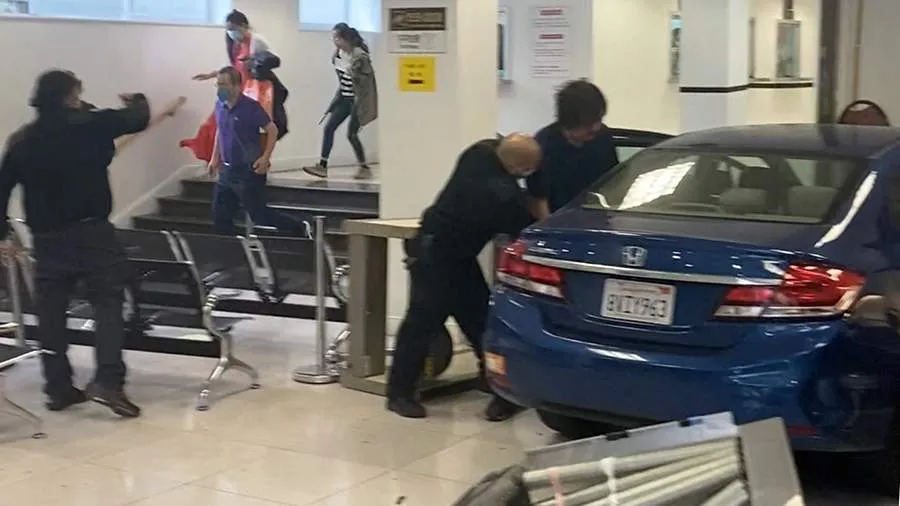 В США полиция застрелила врезавшегося в китайское консульство водителя