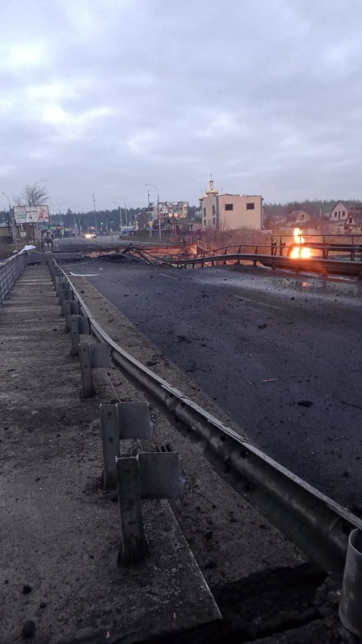 Под Киевом взорвали мосты, чтобы остановить военных РФ