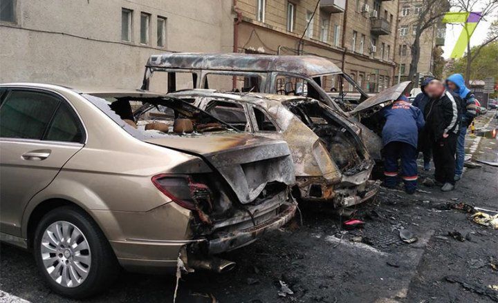Incendii puternice în trei parcări din Odesa. Cel puţin 20 de maşini au ars ca nişte torţe